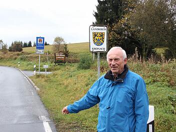 "Hier war die Straße von Tettau kommend zu Ende. Wir bauten sie in wenigen Tagen auf DDR-Gebiet weiter", sagt Heinrich Gehring, im Jahr 1989 stellvertretender Leiter des Straßenbauamts Kronach. (Foto: Friedwald Schedel)