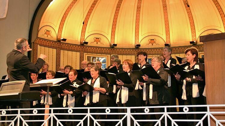 Raumfüllende Klänge bot der Gesangverein Frohsinn Riedenberg in der Wandelhalle. Foto: Werner Vogel
