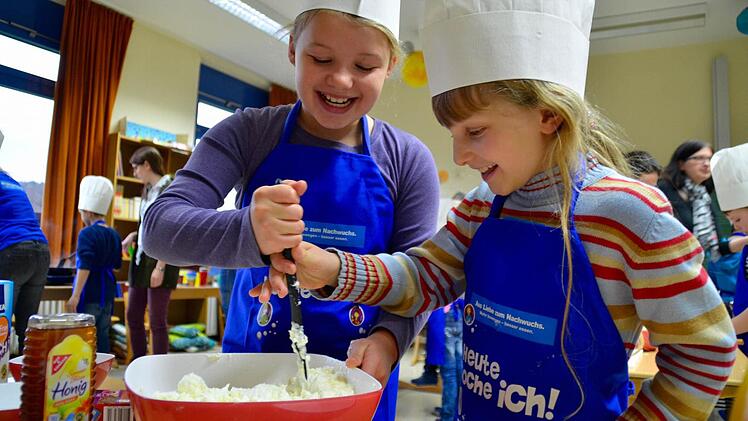 Mariella (links) und Bernadette rühren in einer Schüssel voller Quark für die Nachspeise. Foto: Kathrin Kupka-Hahn