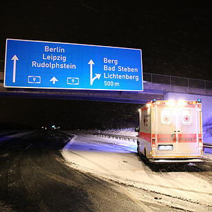 Lkw prallt auf A9 in Unfallstelle