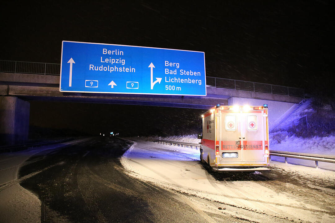 Lkw prallt auf A9 in Unfallstelle