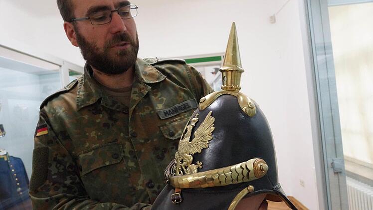 Die preußische Pickelhaube der Lehrsammlung Hammelburg ist sicher harmlos. Foto: Archiv/Guzy