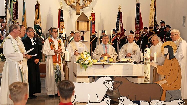Beim Festgottesdienst (v. l.): Bernhard Simon, Markus Bolowich, Ulrich Böhm, Josef Pingold, Josef Zerndl, Hans Schieber, Wolfgang Kuntze, Herbert Hautmann Foto: Franz Galster