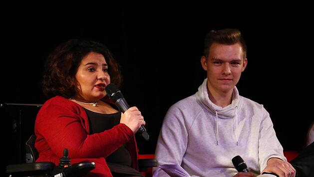 Marcus Menzel, Schüler der Q12 und Diabetiker, erklärte auf die Frage, ob ihm im Alltag Vorurteile begegneten, dass dies eher weniger der Fall sei, da man seine Behinderung nicht sofort als solche erkenne; links Moderatorin Kübra Sekin.Martin Würstlein