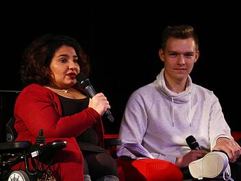 Marcus Menzel, Sch&uuml;ler der Q12 und Diabetiker, erkl&auml;rte auf die Frage, ob ihm im Alltag Vorurteile begegneten, dass dies eher weniger der Fall sei, da man seine Behinderung nicht sofort als solche erkenne; links Moderatorin K&uuml;bra Sekin.Martin W&uuml;rstlein