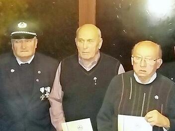 Der neue Vorsitzende Christian Müller und weitere Funktionäre mit den Geehrten Foto: privat