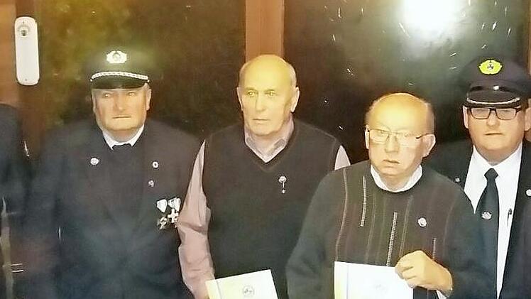 Der neue Vorsitzende Christian Müller und weitere Funktionäre mit den Geehrten Foto: privat