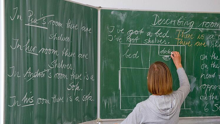 Lehrerinnen und Schülerinnen, die ein Kind erwarten, sind in Bayern bis Ostern vom Unterricht freigestellt. So soll eine Grippeansteckung verhindert werden. Foto: Patrick Pleul
