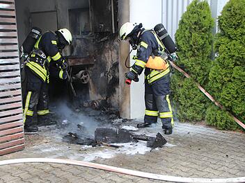 Die Einsatzkräften hatten das Feuer nach rund einer halben Stunde unter Kontrolle. Fotos: Franziska Rieger