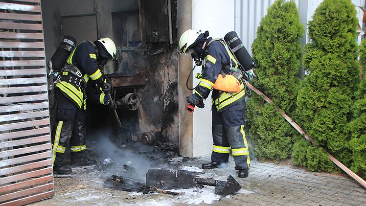 Die Einsatzkräften hatten das Feuer nach rund einer halben Stunde unter Kontrolle. Fotos: Franziska Rieger