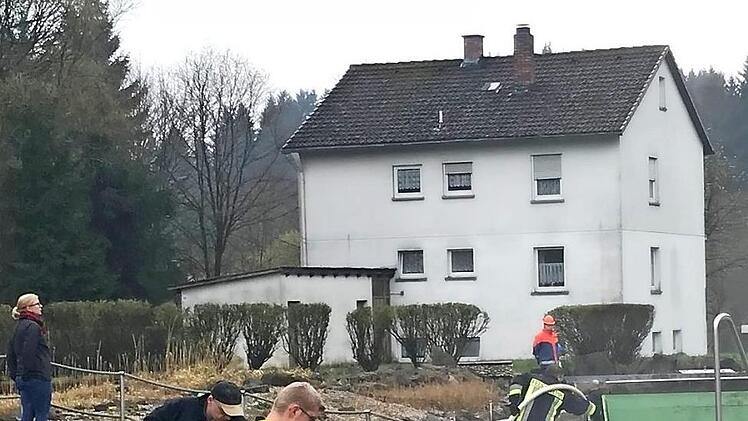 Die FF Rothenkirchen putzt das Naturerlebnisbad Rothenkirchen heraus.  Foto: K.- H. Hofmann