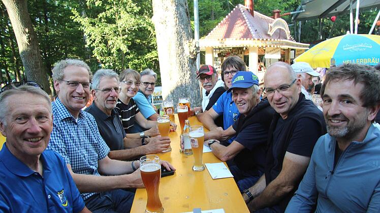German Hacker (2. v. l.) und Renate Schroff (4. v. l.) begrüßten die Wolfsberger. Foto: Richard Sänger