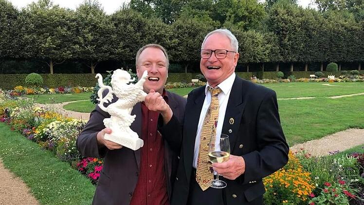 Der Herzogenauracher Heimatvereinsvorsitzende Klaus-Peter G&auml;belein (r.) freut sich mit Vorstandsmitglied Christian Kindler &uuml;ber den Heimatpreis Bayern. Heimatverein Herzogenaurach