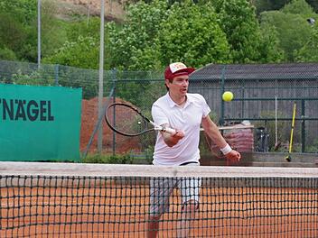 Obwohl Andre Müller (Bild) vom TV Wallenfels beim TC Sonnefeld sein Einzel und das Doppel mit Lars Nürnberger gewann, musste sich seine Mannschaft mit 4:5 beugen.  Foto: Hans Franz