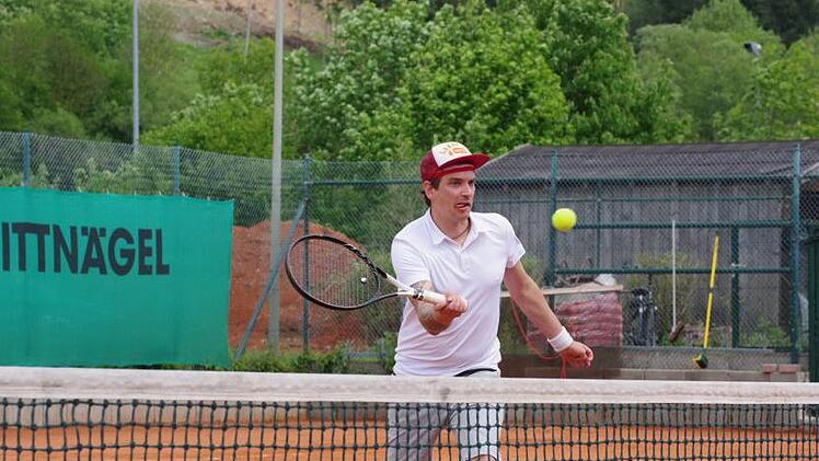Obwohl Andre Müller (Bild) vom TV Wallenfels beim TC Sonnefeld sein Einzel und das Doppel mit Lars Nürnberger gewann, musste sich seine Mannschaft mit 4:5 beugen.  Foto: Hans Franz