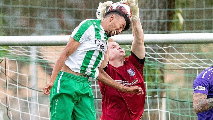 Calvin Sengül vom SC Eltersdorf hat in der Bayernliga-Begegnung mit dem Torhüter von Eintracht Bamberg, Fabian Dellermann, die schlechteren Karten. Foto: Zink