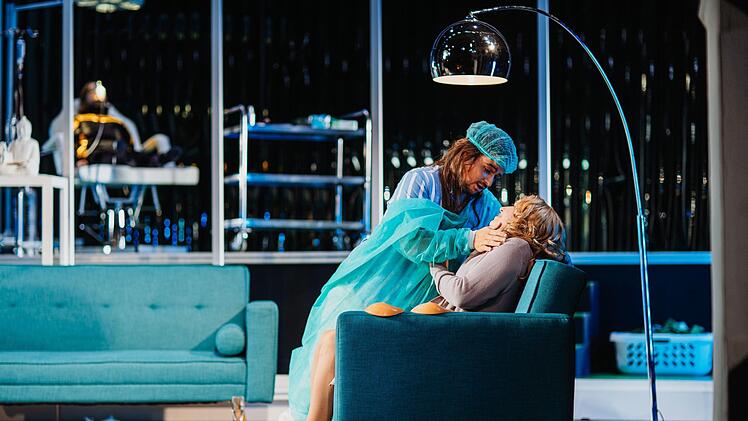 Turbulent und bunt: Szene aus der Coburger Neuinszenierung der Strauß-Operette "Die Fledermaus" am LandestheaterFoto: Sebastian Buff