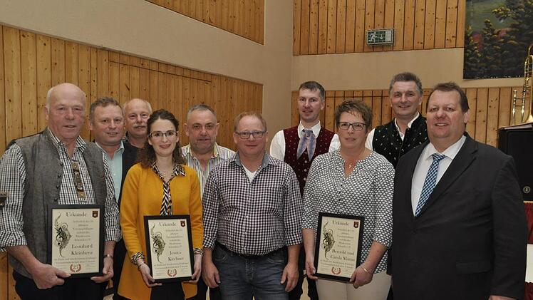 Sie hielten die letzten 25 Jahre ihrem Musikverein Schondra die Treue. Foto: Peter Klopf