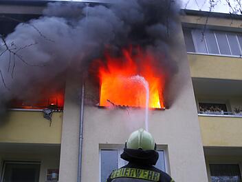 Qualm, Feuer, Mehrfamilienhaus, Mietshaus, Balkon