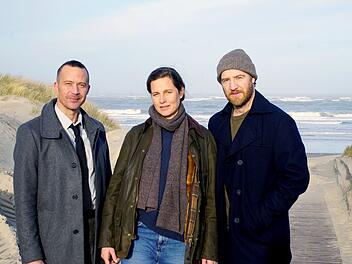 Nach dem Ausstieg von Schauspieler Christian Erdmann übernimmt Tom Radisch (rechts) ab sofort die Rolle des Kommissars Frank Weller, gleichzeitig Ehemann von Hauptkommissarin Ann Kathrin Klaasen (Picco von Groote). Auch diesmal ermitteln sie gemeinsam mit ihrem Kollegen Rupert (Barnaby Metschurat) in einem Mordfall.