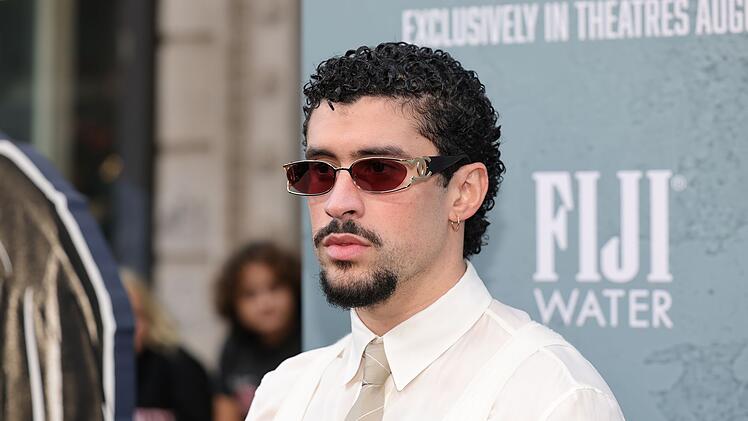 Der Rapper Benito Antonio Mart&iacute;nez Ocasio, bekannt als "Bad Bunny", wird 2026 die Halftime-Show beim Superbowl &uuml;bernehmen.