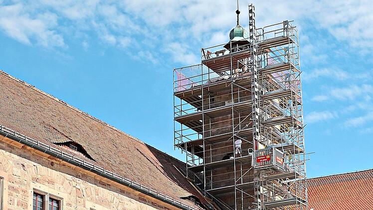 Der Uhrenturm im Sch&ouml;nen Hof ist einger&uuml;stet.