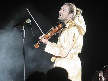Im goldenen Umhang und "Im Auge des Tigers": David Garrett spielte am Samstag den Hit aus dem "Rocky"-Film inmitten des Bayreuther Publikums auf dem Festplatz. Fotos: Jochen Nützel