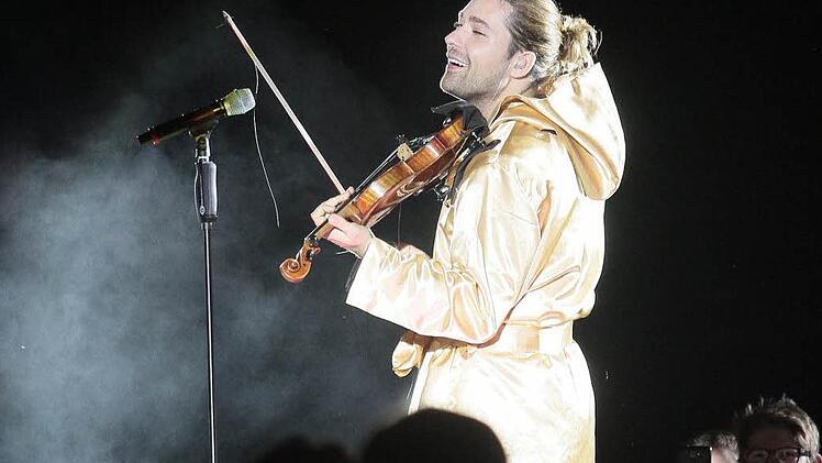 Im goldenen Umhang und "Im Auge des Tigers": David Garrett spielte am Samstag den Hit aus dem "Rocky"-Film inmitten des Bayreuther Publikums auf dem Festplatz. Fotos: Jochen Nützel
