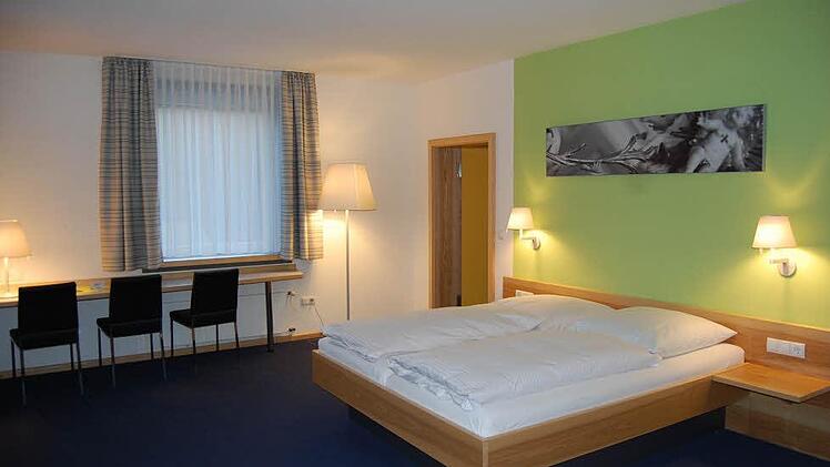 Ein modernes Mehrbett-Apartment mit einem zusätzlichen Schlafraum.