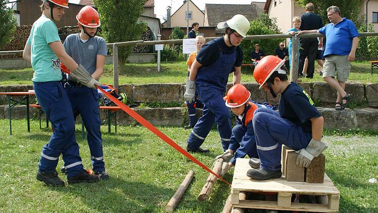 Richtig ran mussten die Teams beim Palettenziehen, denn es standen nur sechs Rundhölzer zur Verfügung, um die Palette ohne Bodenkontakt möglichst weit zu transportieren.