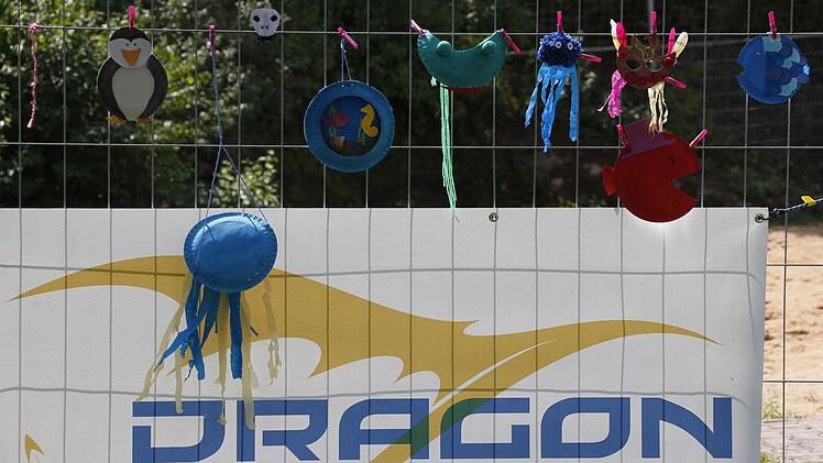 Das "Dragon" hat sich im Freibad neben dem Volleyball-Platz niedergelassen.