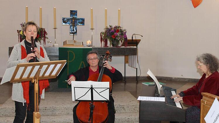 Beate Wever (Flöte), Elisabeth Groß (Cello) und Karin Meyer-Jungclaussen (Piano) sorgten für Abwechslung.