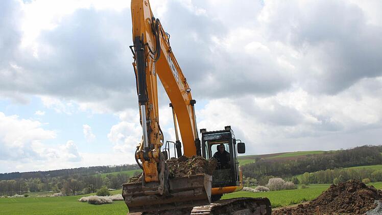 Die Zufahrt zur neuen Brücke ist bereits fertig. Foto: Sonja Adam