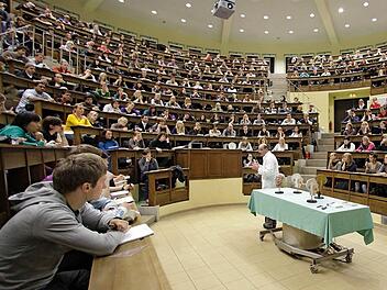 Medizinstudium in Deutschland: Hier zählt vor allem die Abiturnote, und die Universitäten sind voll. Anders ist es im kroatischen Split, dessen Universität jetzt mit dem Klinikverbund Regiomed zusammenarbeitet. Regiomed darf 25 von 50 Studierenden für den englischen Medizin-Studiengang auswählen und übernimmt auch die klinische Ausbildung vom vierten bis zum sechsten Studienjahr. Foto: Jan Woitas/dpa