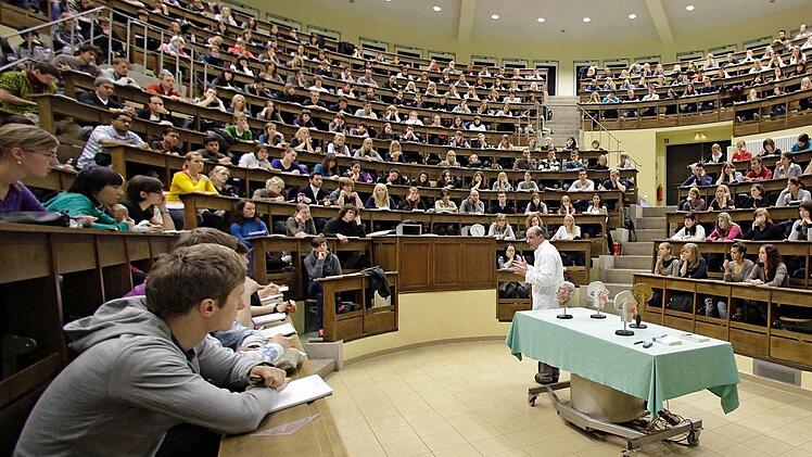 Medizinstudium in Deutschland: Hier zählt vor allem die Abiturnote, und die Universitäten sind voll. Anders ist es im kroatischen Split, dessen Universität jetzt mit dem Klinikverbund Regiomed zusammenarbeitet. Regiomed darf 25 von 50 Studierenden für den englischen Medizin-Studiengang auswählen und übernimmt auch die klinische Ausbildung vom vierten bis zum sechsten Studienjahr. Foto: Jan Woitas/dpa