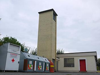 Wird nicht mehr benötigt: Wenn im kommenden Frühjahr die Arbeiten für die Erweiterung des Gerätehauses in Haarbrücken beginnen, wird der Schlauchtrockenturm abgerissen. An seiner Stelle wird stattdessen die neue Fahrzeughalle errichtet. Fotos: Berthold Köhler