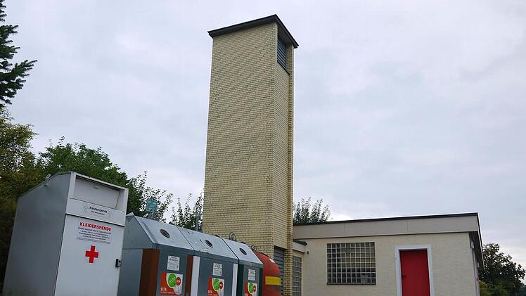 Wird nicht mehr benötigt: Wenn im kommenden Frühjahr die Arbeiten für die Erweiterung des Gerätehauses in Haarbrücken beginnen, wird der Schlauchtrockenturm abgerissen. An seiner Stelle wird stattdessen die neue Fahrzeughalle errichtet. Fotos: Berthold Köhler