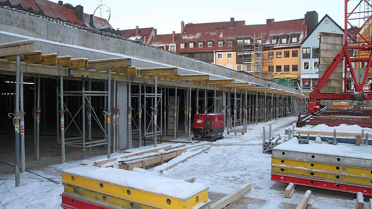 Die Baustelle liegt im Zeitplan. Das Bierfest (29. Juli bis 6. August) soll auf dem neuen Zentralparkplatz gefeiert werden. Fotos: Alexander Hartmann