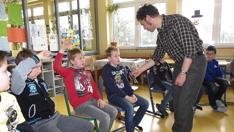 BR-Journalist Kilian Leypold ist ins Klassenzimmer der 4a gekommen.