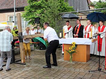 Mit vereinten Kräften wurde das Kreuz aufgerichtet. Diakon Hans Scherbaum, Pfarrer Johannes Kestler, Pfarrer Wolfgang Dettenthaler und Kaplan Christian Körber (v. l.) schauten zu. Foto: Evi Seeger