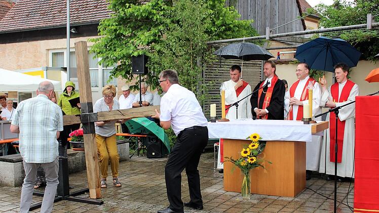 Mit vereinten Kräften wurde das Kreuz aufgerichtet. Diakon Hans Scherbaum, Pfarrer Johannes Kestler, Pfarrer Wolfgang Dettenthaler und Kaplan Christian Körber (v. l.) schauten zu. Foto: Evi Seeger