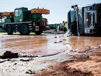 Eine Autobahn "&uuml;bergossen" mit Schokoladen: In Polen ist heute zu einem Unfall mit kuriosen Folgen gekommen. Foto: Twojaslupca/dpa