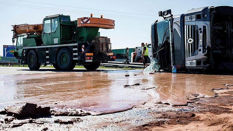 Eine Autobahn "&uuml;bergossen" mit Schokoladen: In Polen ist heute zu einem Unfall mit kuriosen Folgen gekommen. Foto: Twojaslupca/dpa