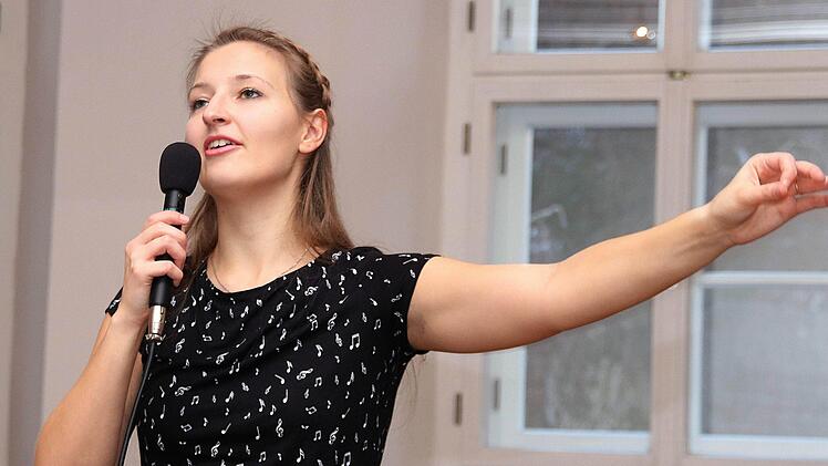 Chorleiterin Mirja Betzer schulte in der Alten Aula zwei Tage lang  Sängerinnen und Sänger aus drei Landkreisen. Foto: Dieter Britz