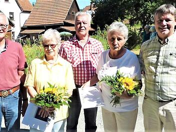 Der Gartenbauverein Steinwiesen ehrte zwei tüchtige Mitglieder: von links im Bild Volker Wündisch, Monika Wahlich, Ludwig Deuerling, Ingeborg Wich-Reif und Bürgermeister Gerhard Wunder. Foto: Gerd Fleischmann