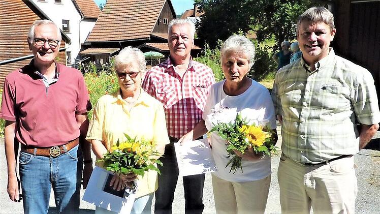 Der Gartenbauverein Steinwiesen ehrte zwei tüchtige Mitglieder: von links im Bild Volker Wündisch, Monika Wahlich, Ludwig Deuerling, Ingeborg Wich-Reif und Bürgermeister Gerhard Wunder. Foto: Gerd Fleischmann