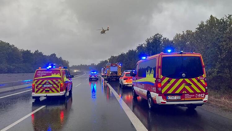 A7 bei Dettelbach: Auto überschlägt sich - Mann in Fahrzeug eingeschlossen
