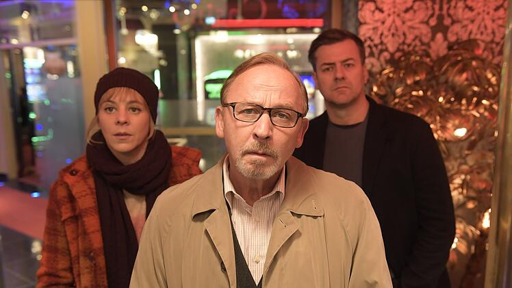 In der Spielhalle "Nevada" gehen die Kommissare Ludwig Schaller (Alexander Held, Mitte), Angelika Flierl (Bernadette Heerwagen) und Harald Neuhauser (Marcus Mittermeier) der Spur eines vom Paten verdingten Doppelgängers nach.