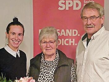 Die Jubilarin ist ein Mutmacher f&uuml;r unsere Demokratie, sagte die stellvertretende SPD-Landesvorsitzende Eva-Maria Weimann. Die Jubilarin Gertud Str&auml;tz umrahmt von Eva-Maria Weinmann und dem Ortsvereinsvorsitzenden Paul H&uuml;mmer.