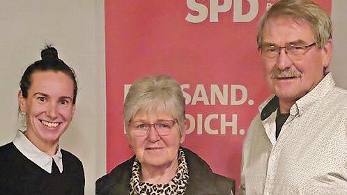 Die Jubilarin ist ein Mutmacher f&uuml;r unsere Demokratie, sagte die stellvertretende SPD-Landesvorsitzende Eva-Maria Weimann. Die Jubilarin Gertud Str&auml;tz umrahmt von Eva-Maria Weinmann und dem Ortsvereinsvorsitzenden Paul H&uuml;mmer.